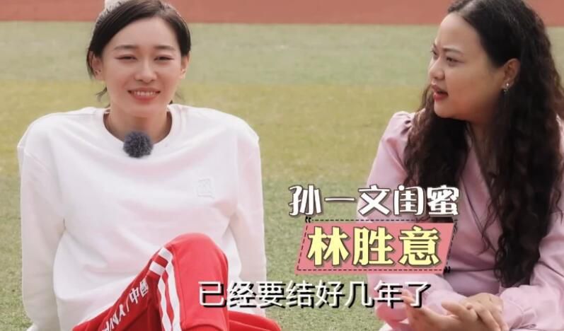 航班预计的降落时间是十点二十，还有一个小时，而且对方是从国外回来，肯定还有一个入境的流程，所以等她出来估计也得十一点了。